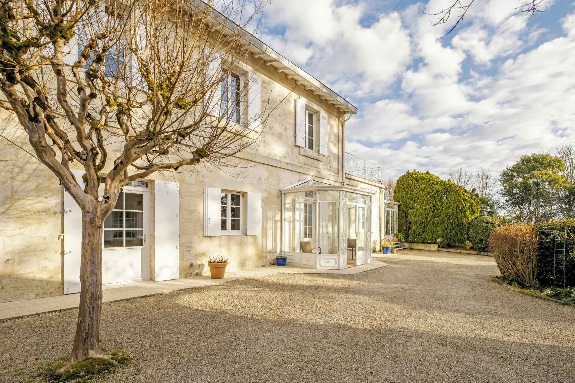Maison a vendre de 348 m2 carignan de bordeaux - Translation missing: en.helpers.application.image_tag.default_alt