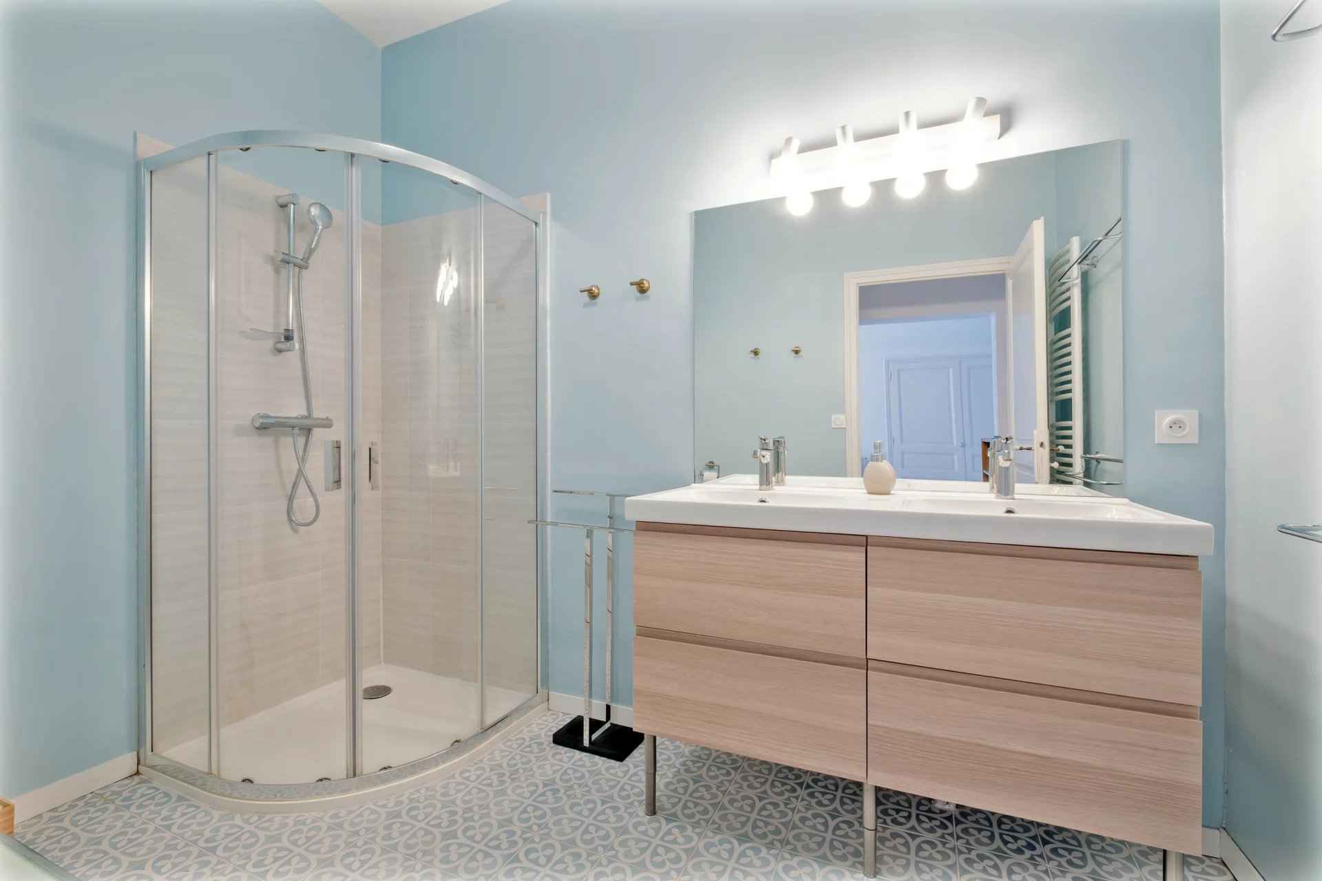 2ef544858d2be41f1ff1806b766e09e1 9debcccd2f 1920 original - Attribut alt par défaut.