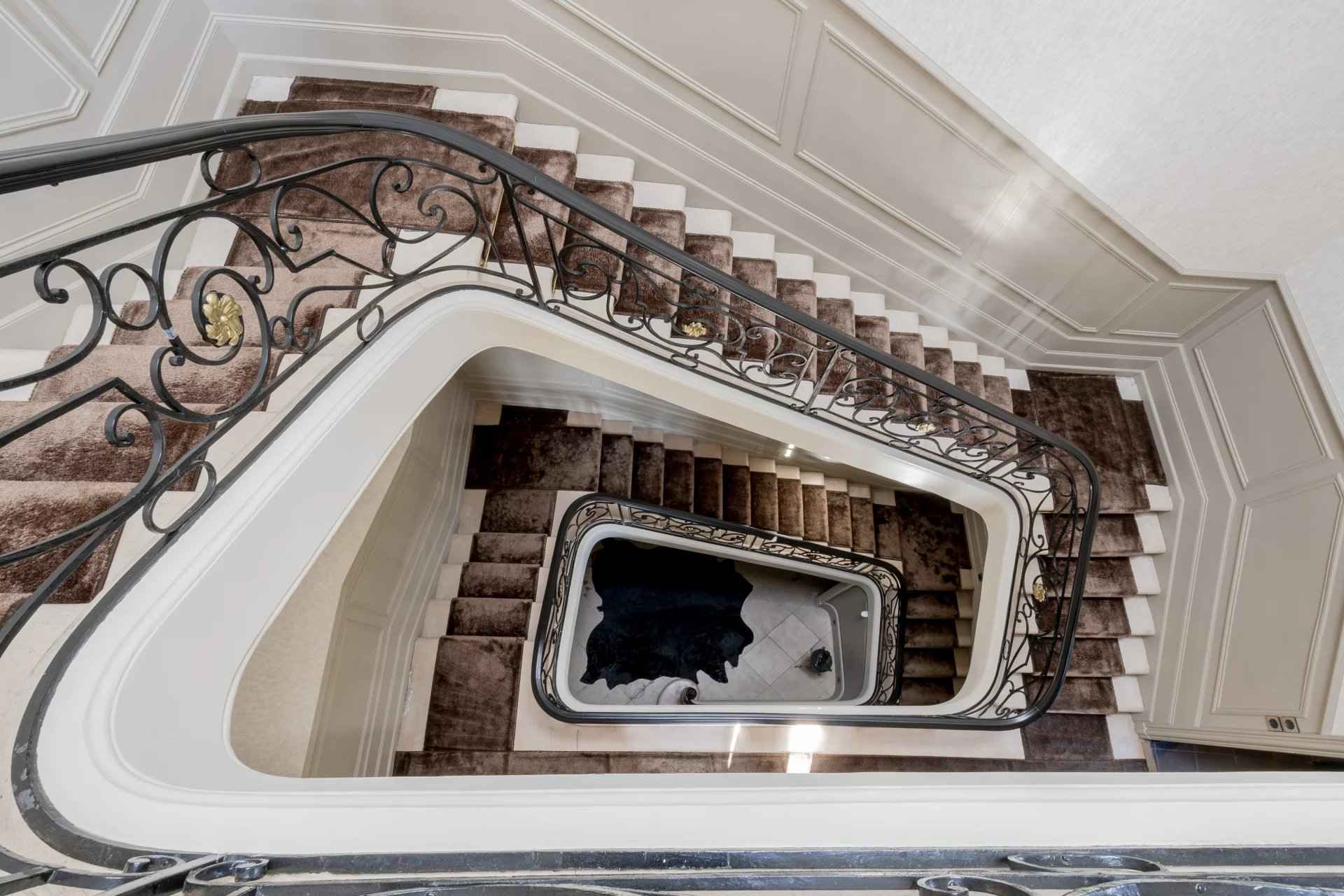 Escalier d'honneur en pierre et rampe en ferronnerie d'un hôtel particulier à vendre près du Jardin Public à Bordeaux