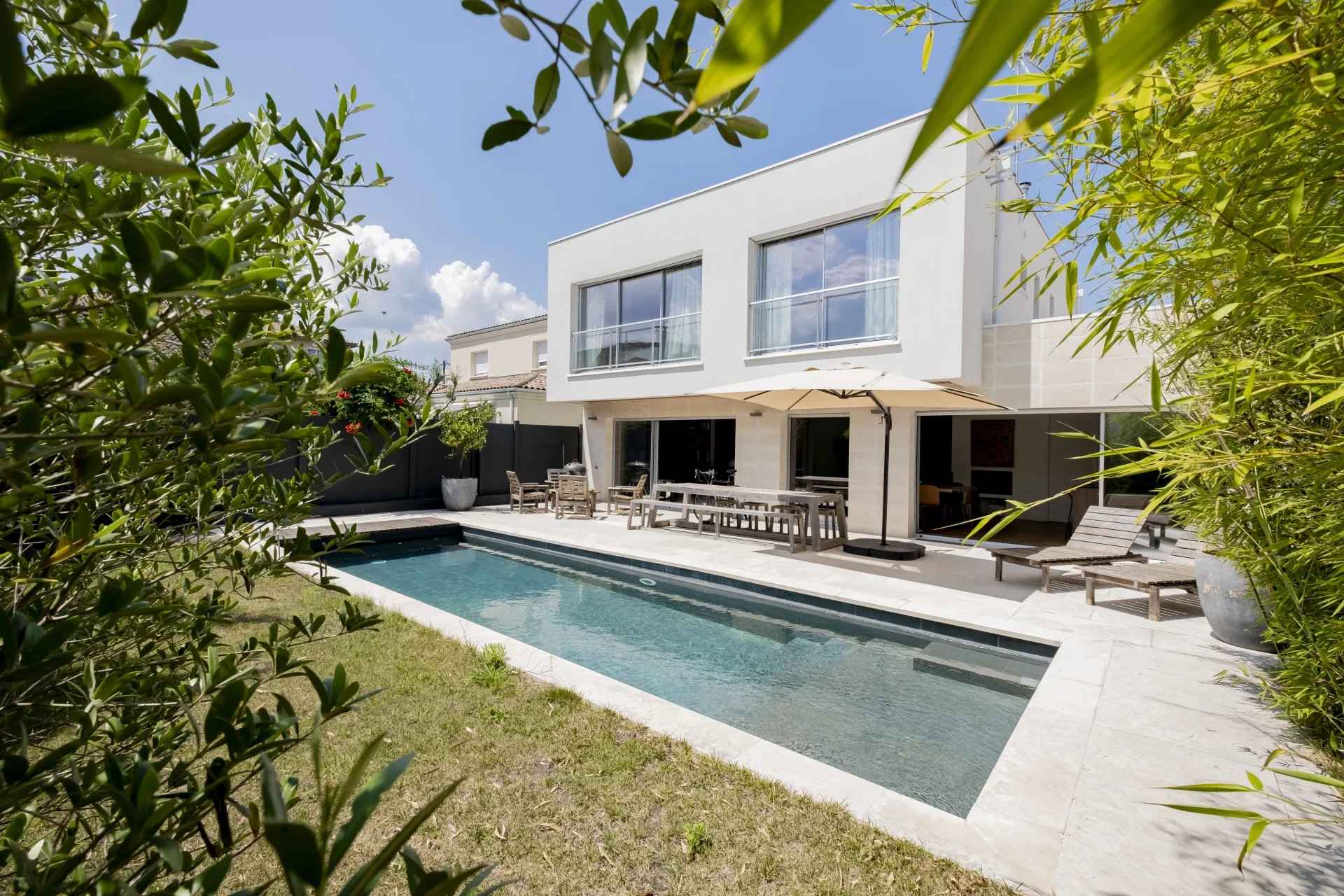 Maison contemporaine de 210 m2 à vendre Bordeaux Caudéran avec jardin et piscine 