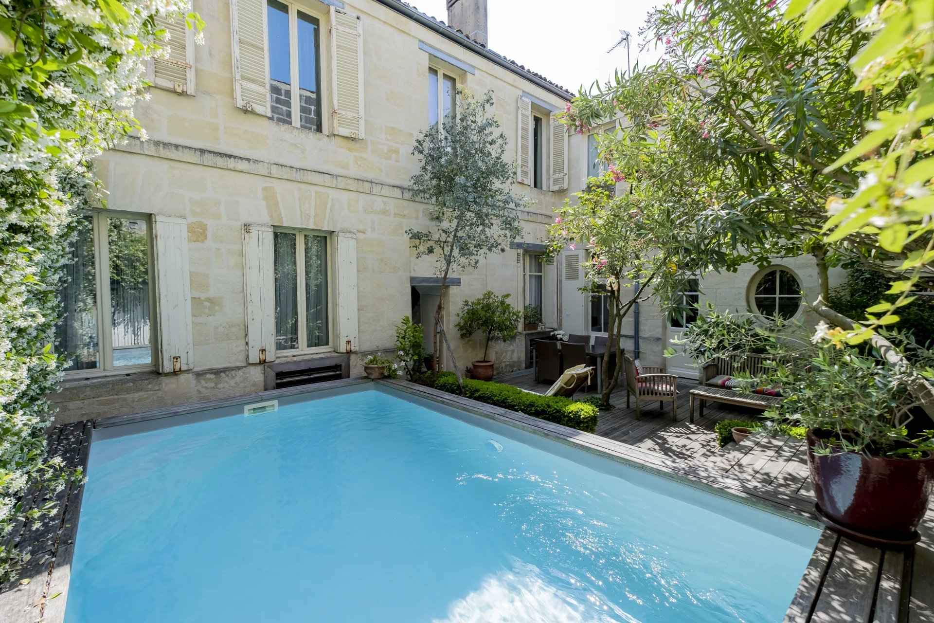 Maison à vendre de 215 m2 Bordeaux Pey Berland avec jardin et piscine