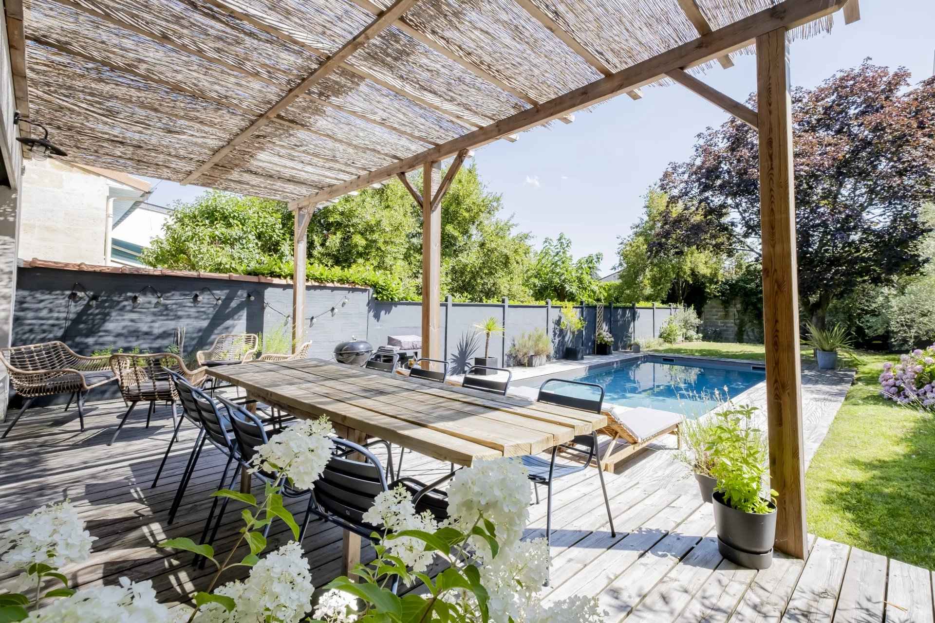 Maison à vendre de 145 m2 Bordeaux avec jardin et piscine 