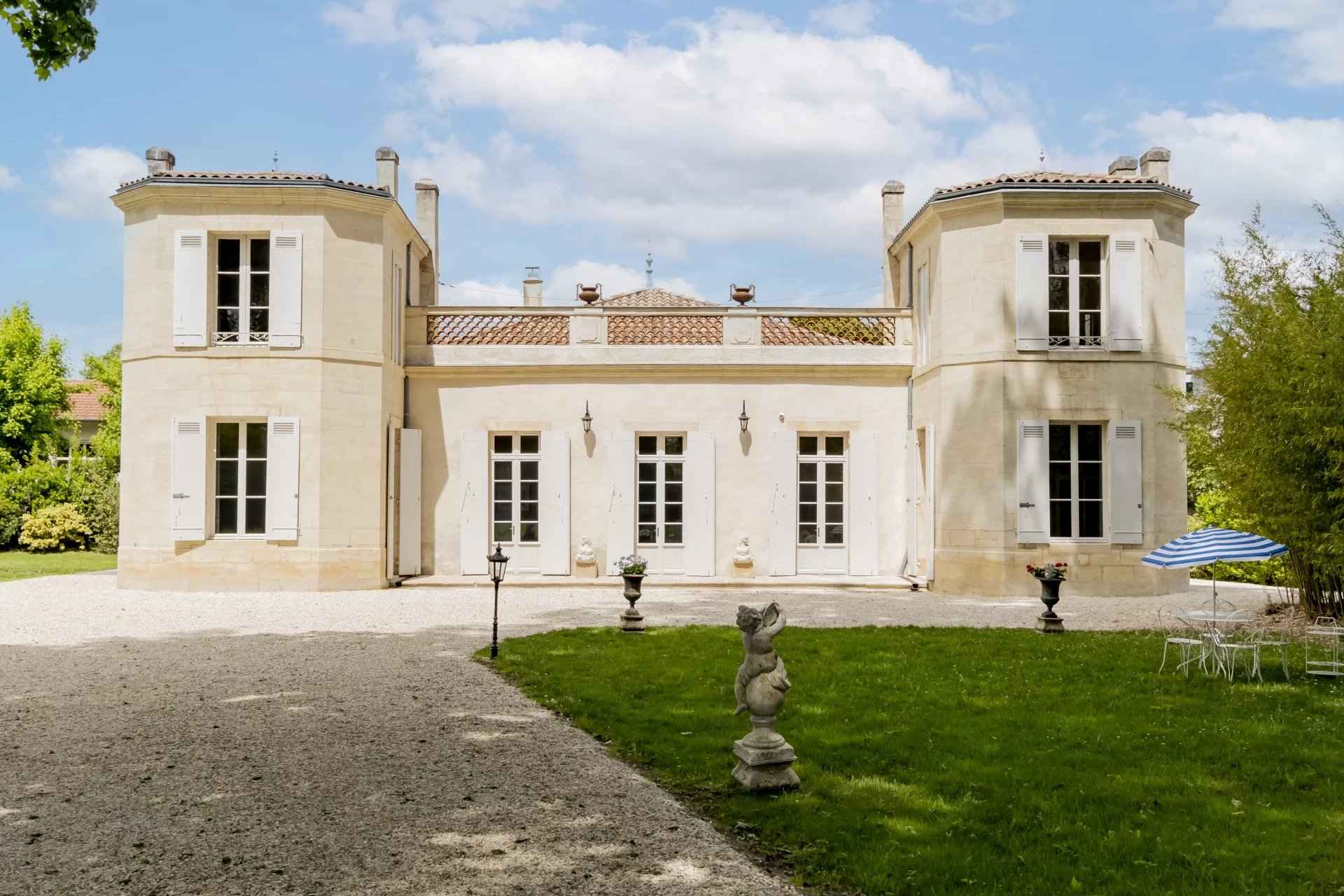 Chateau à vendre proche Bordeaux avec parc arboré et piscine