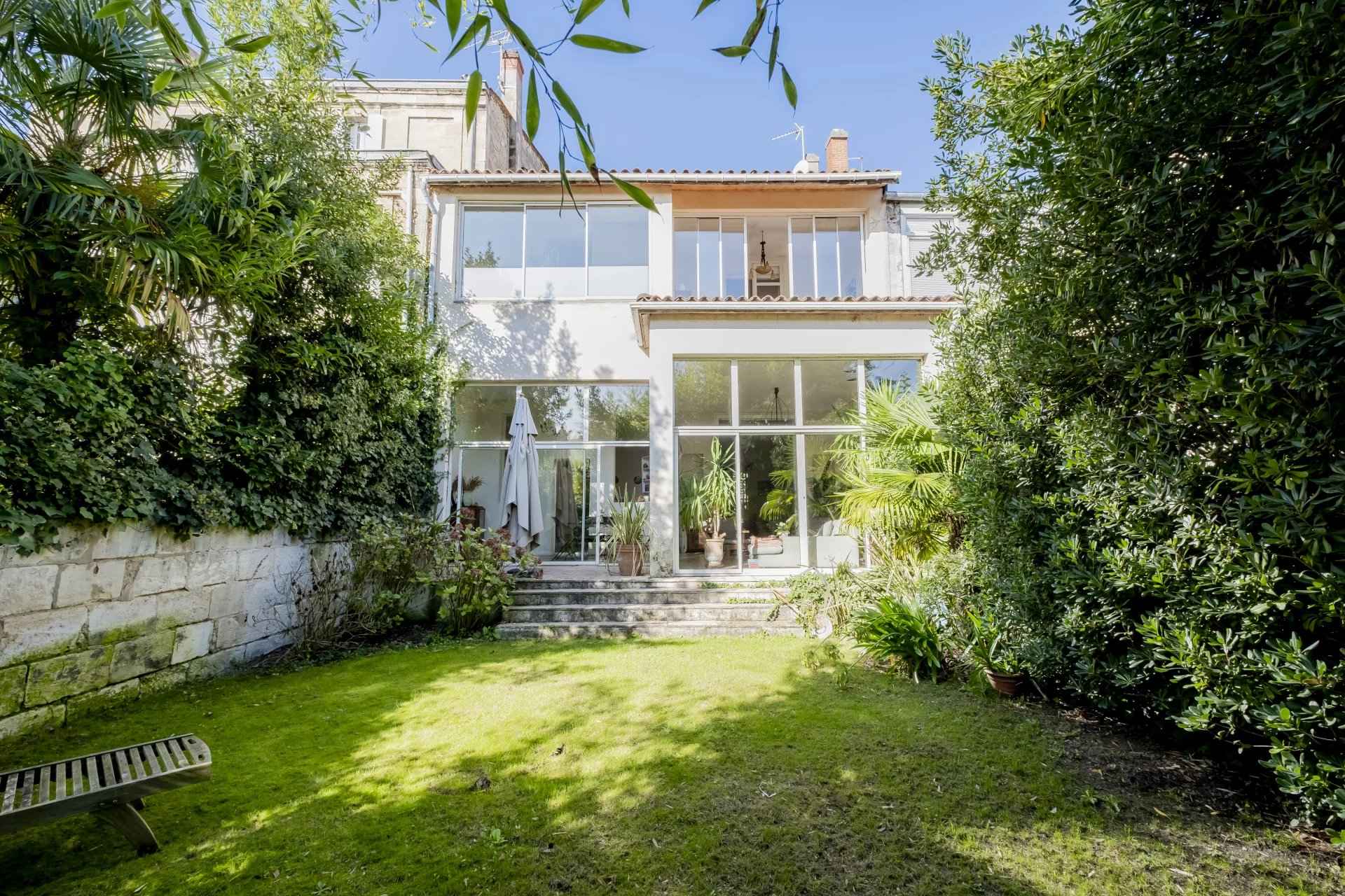 Maison à vendre de 300 m² Bordeaux Barrière Saint Médard avec jardin