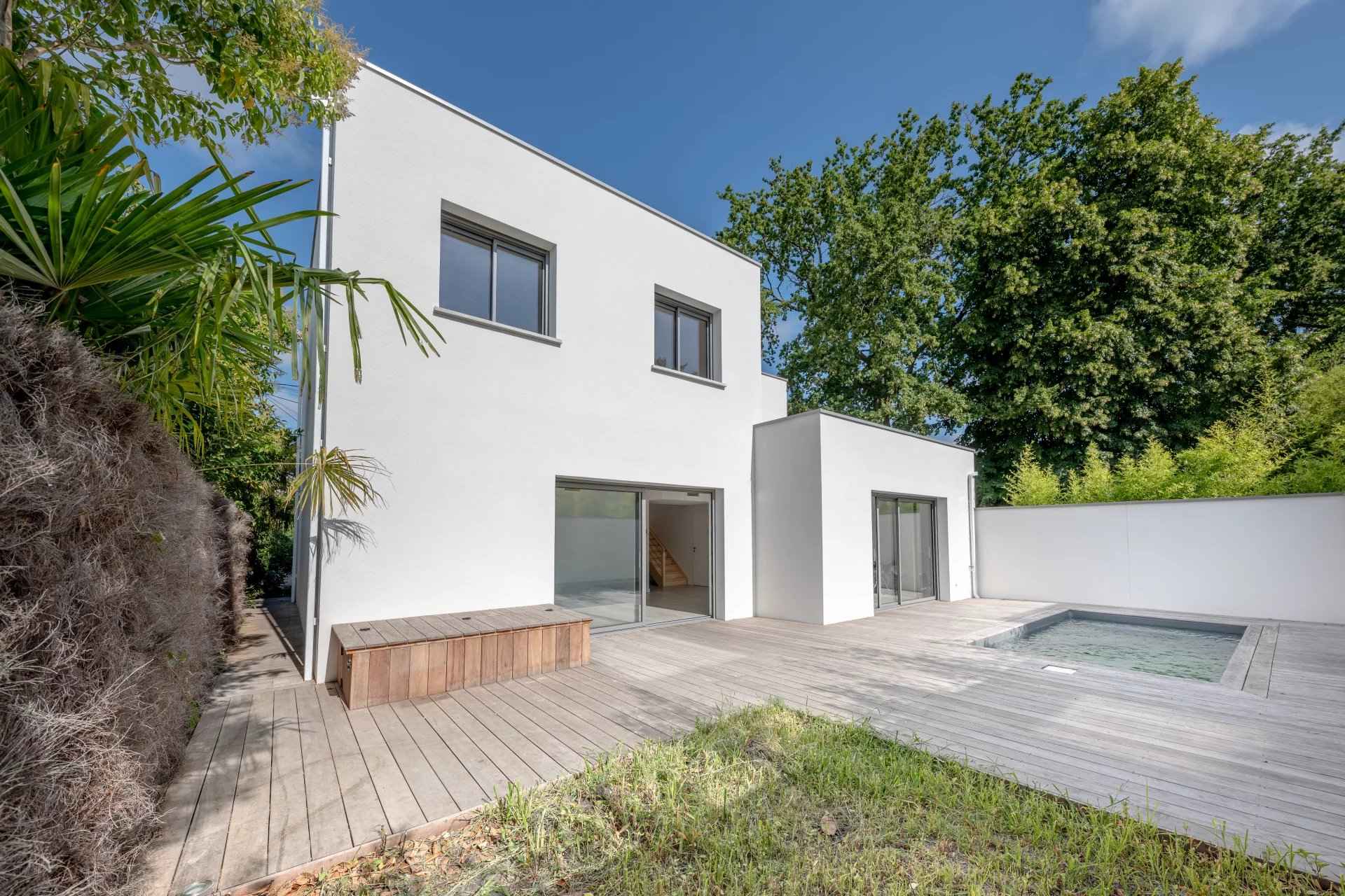 Maison contemporaine à vendre de 144 m2 Bordeaux Caudéran avec terrasse et piscine 